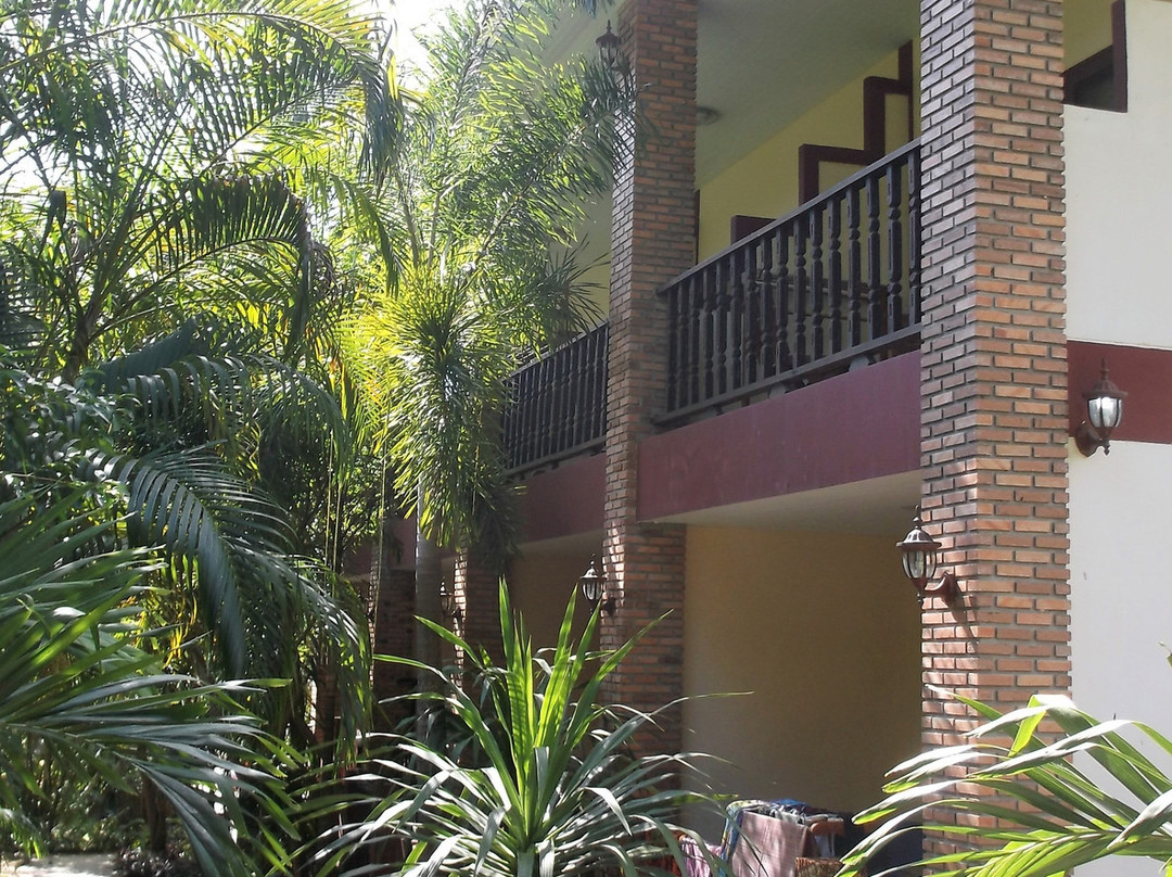 Jungle Hut Bungalow and Hotel主图