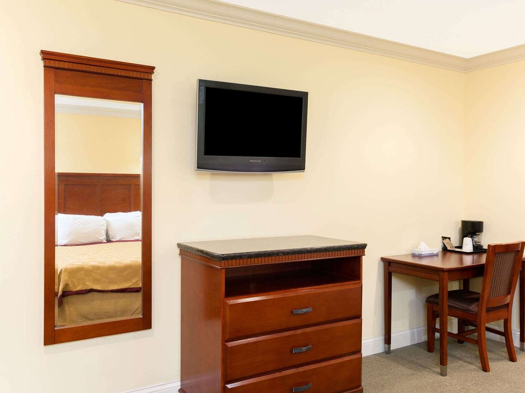 Travelodge by Wyndham Brea主图