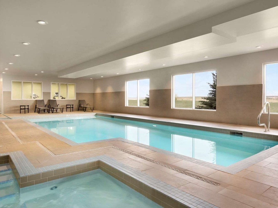 Airdrie Inn and Suites主图