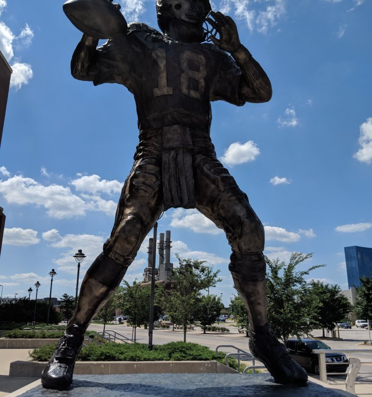 Peyton Manning Statue-印第安纳波利斯必去景点