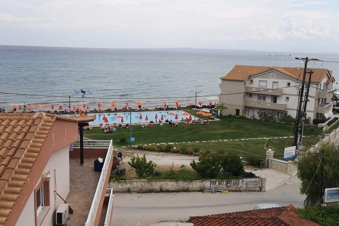 Planos Beach Hotel 海滩酒店主图