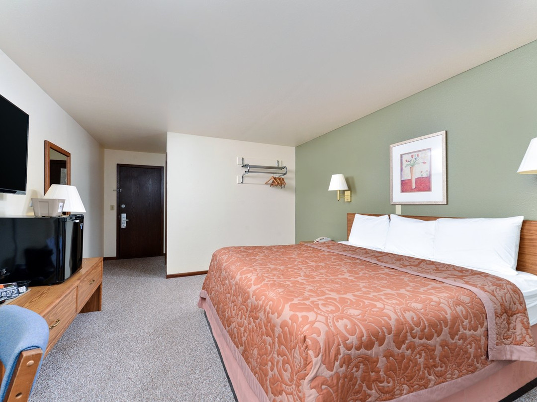 Love Hotels Staples by OYO at HWY 10 MN主图