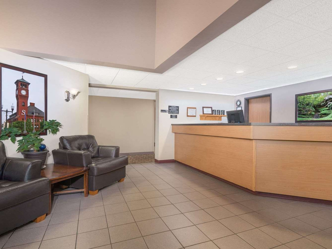 梅诺莫尼速8酒店主图