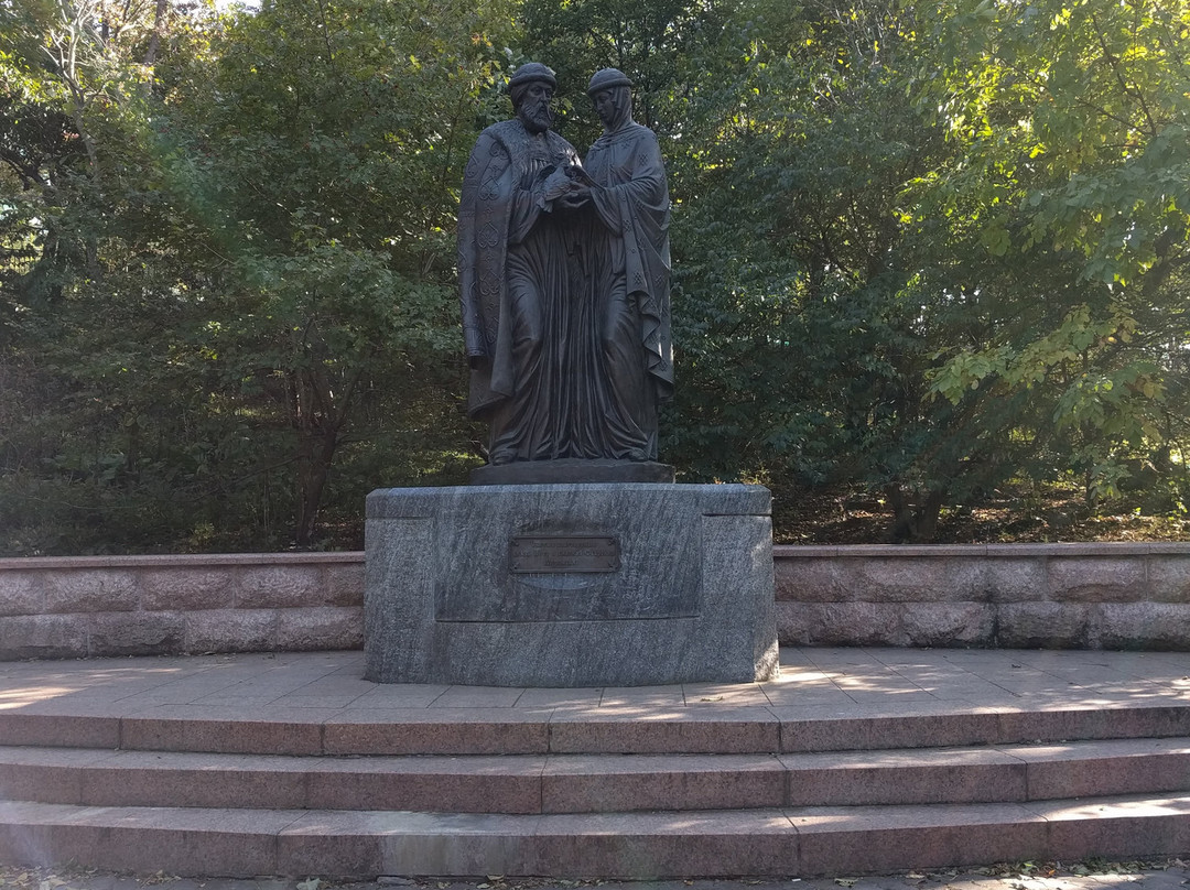 Saint Peter and Fevroniya of Murom Sculpture-海参崴必去景点