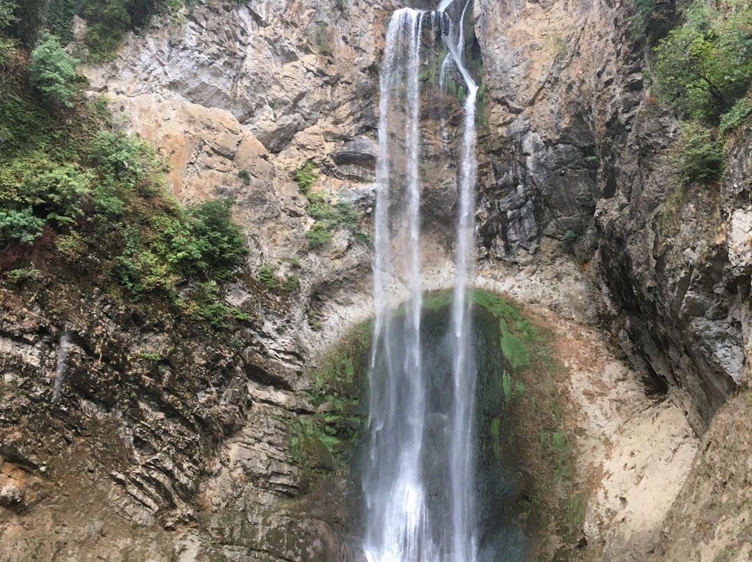 Bliha Waterfall景点图片
