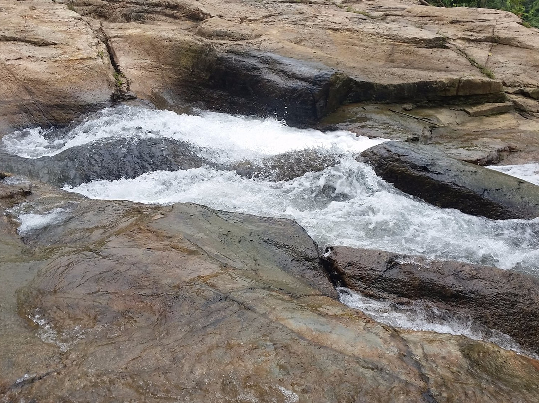 Tundo Telu Waterfall景点图片