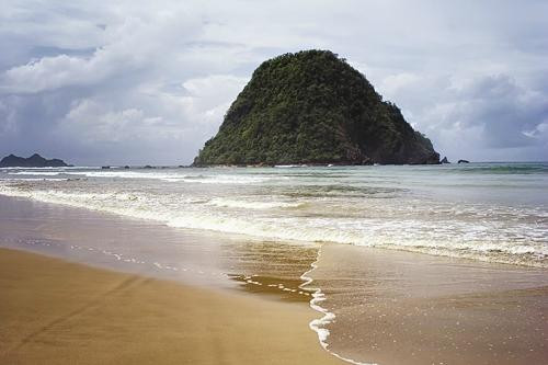 Pantai Pulau Merah-巴纽旺宣必去景点