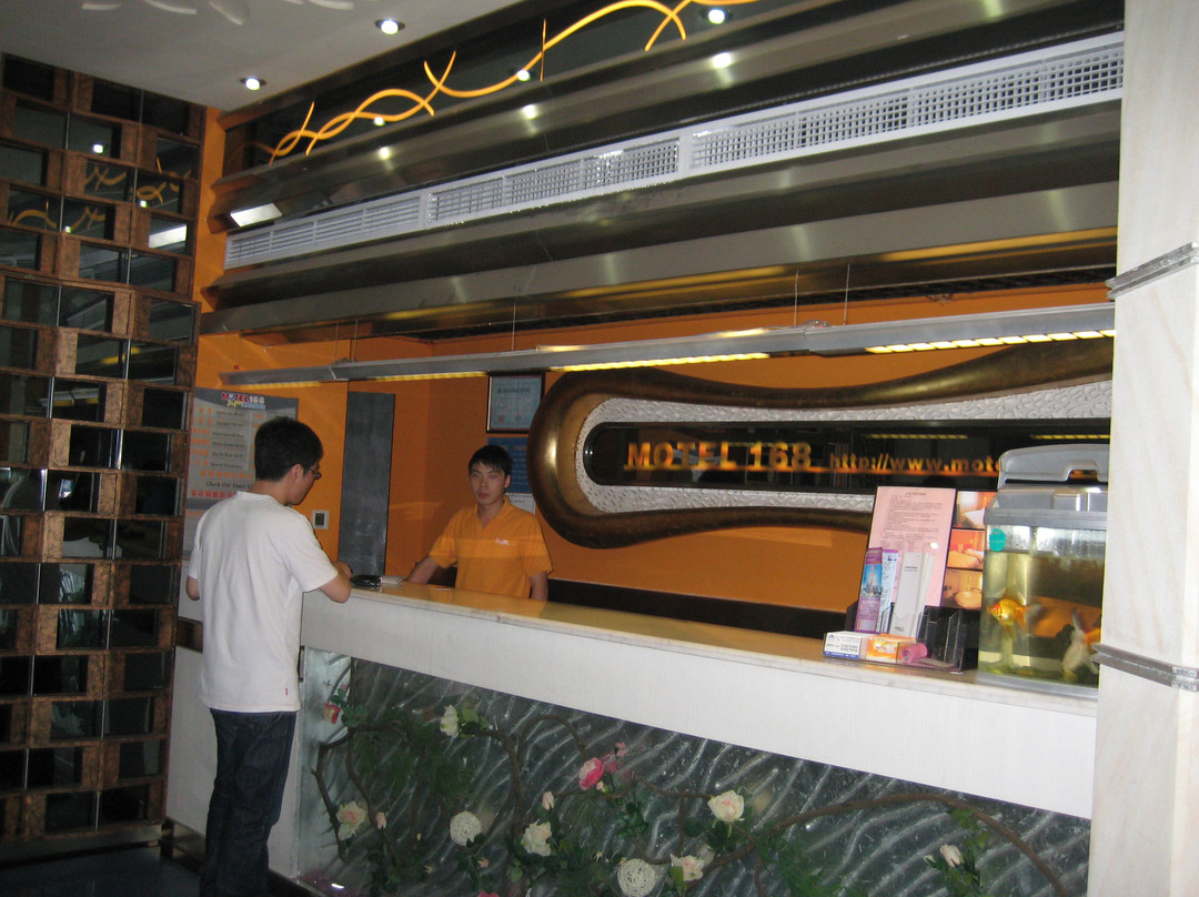 莫泰酒店(上海昌平路地铁站店)主图