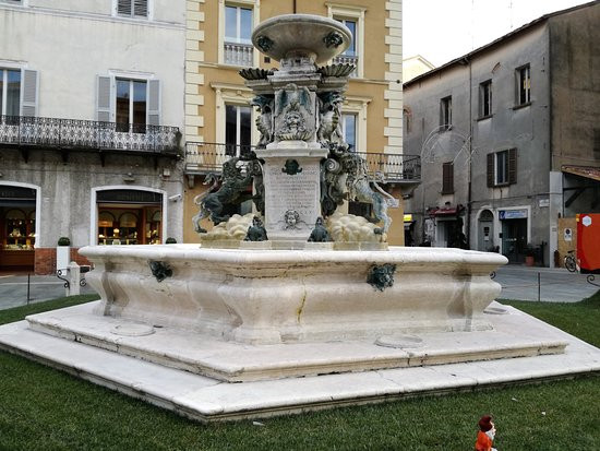Fontana di Piazza della Liberta景点图片