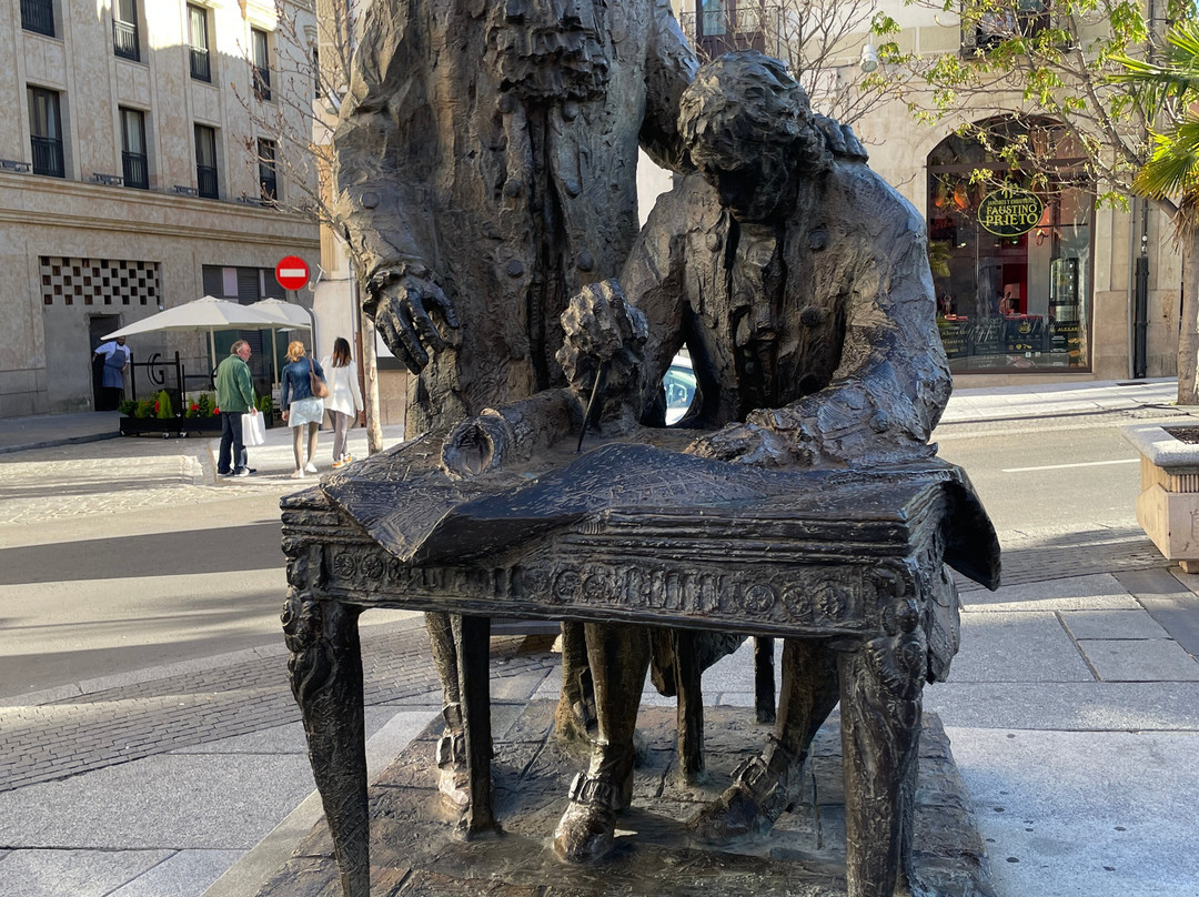 Monumento a Alberto Churriguera y al Conde Francos-萨拉曼卡必去景点