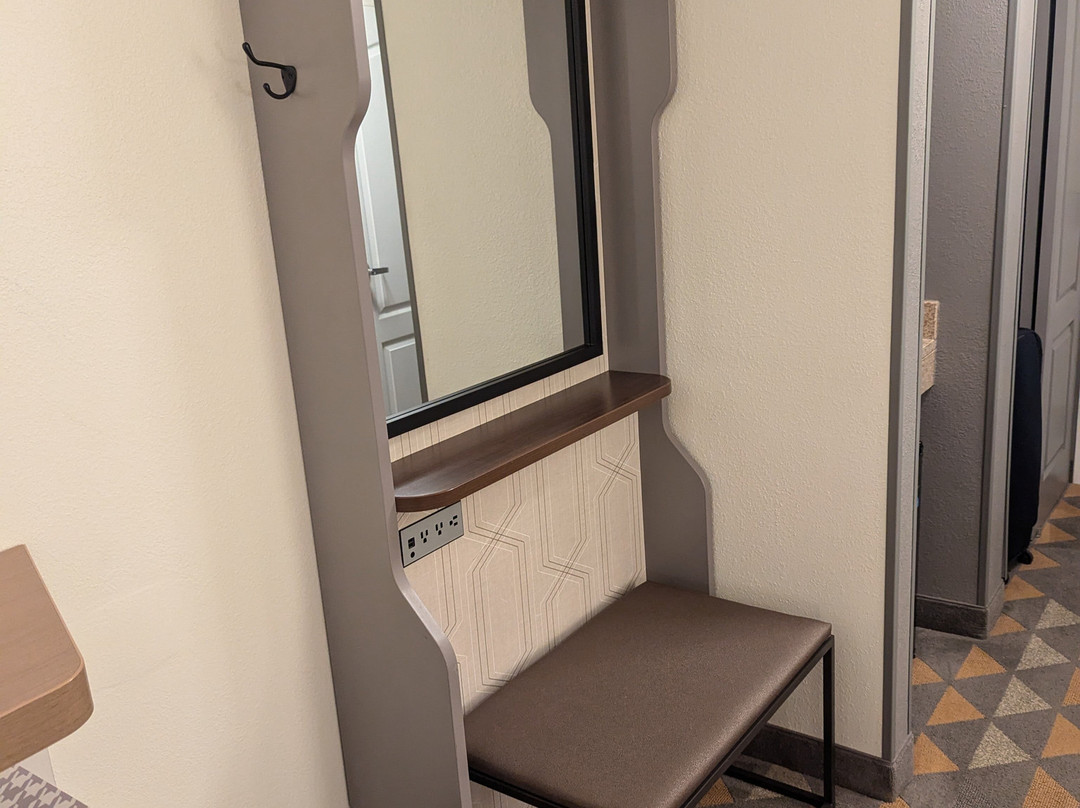 罗利达勒姆机场假日酒店主图