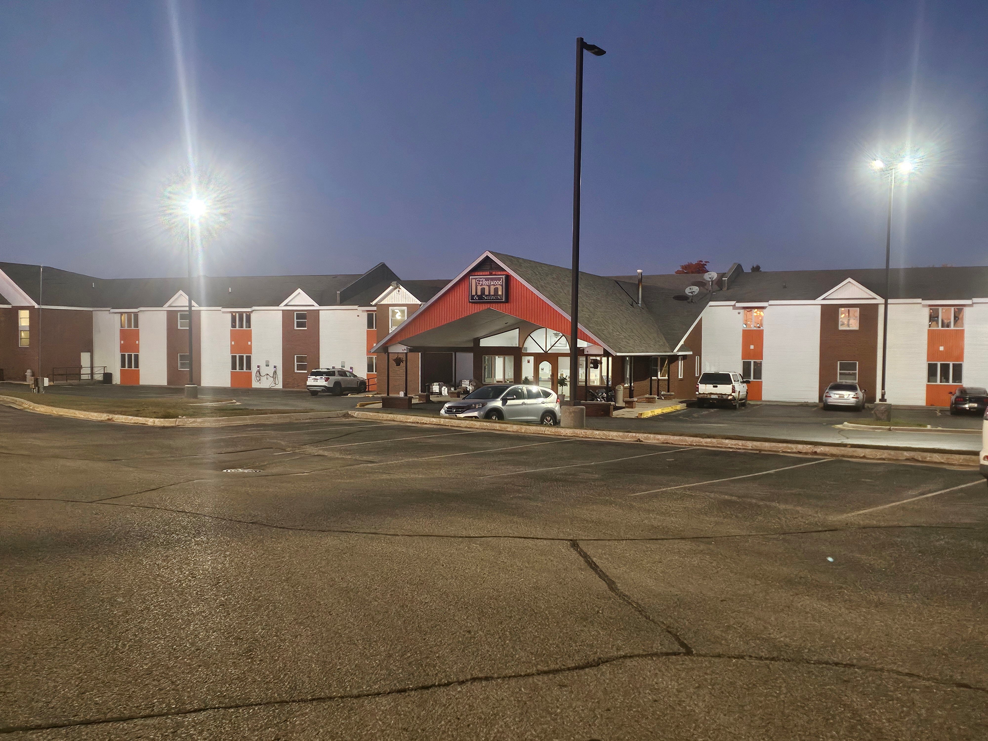 Fleewood Inn & Suites-官方