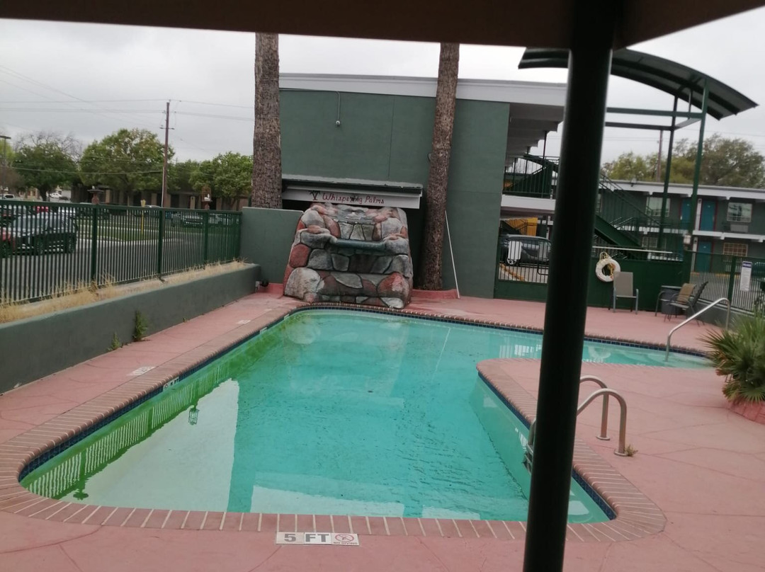 Whispering Palms Inn主图