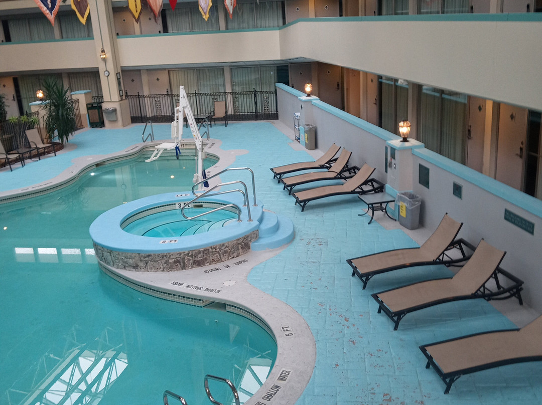 Ramada by Wyndham State College Hotel & Conference Center主图