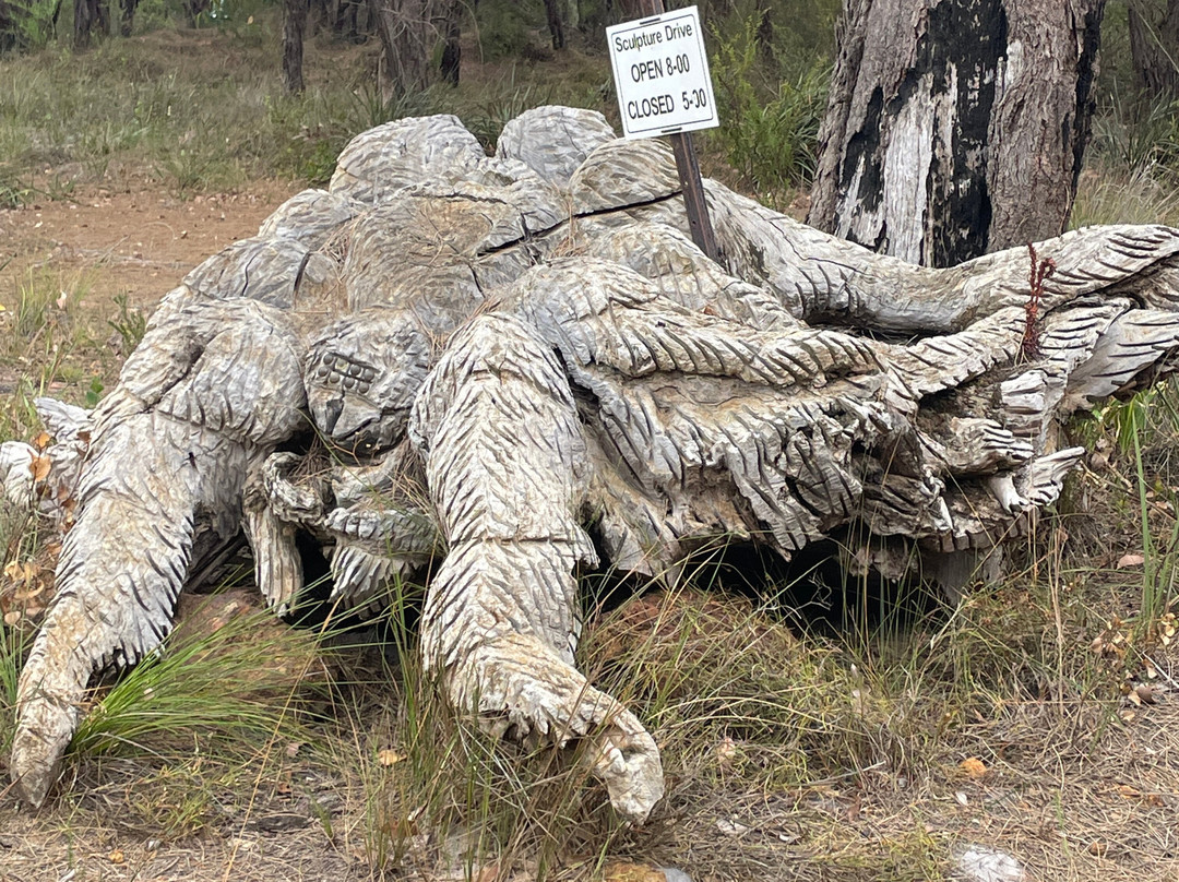 Chainsaw Sculpture Drive景点图片