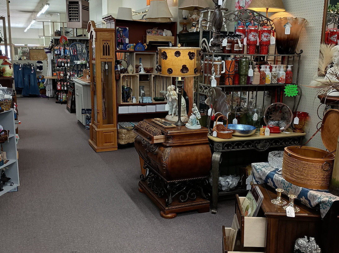 Two Sisters Dusty Attic Flea Market-Cassville必去景点