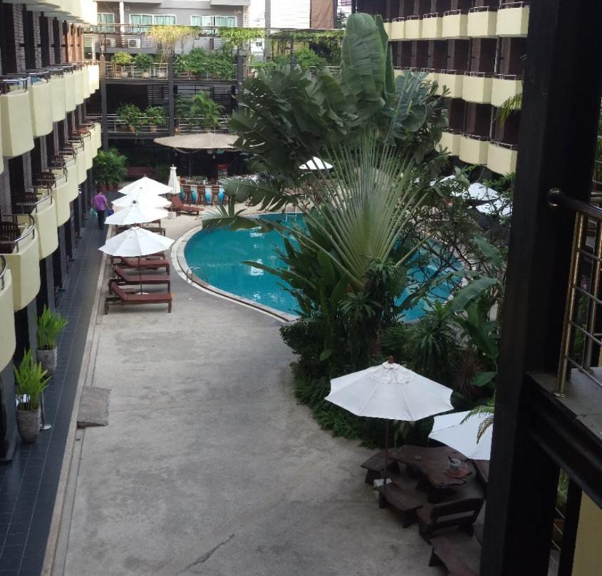 拜伦海滩酒店主图