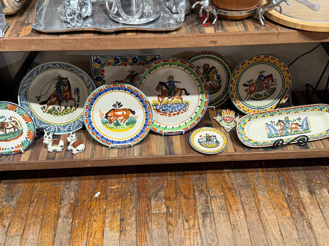 Gorky Pottery by Gorky Gonzalez景点图片