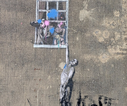 Banksy's Well Hung Lover-布里斯托尔必去景点