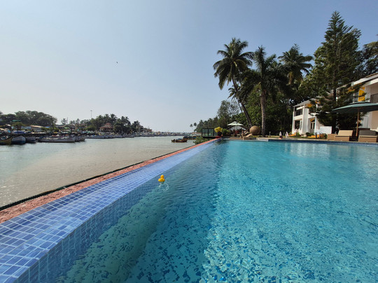 阿克隆海滨度假酒店主图