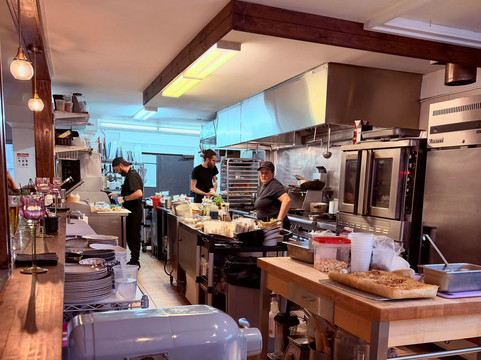 Bastard Restobar主图