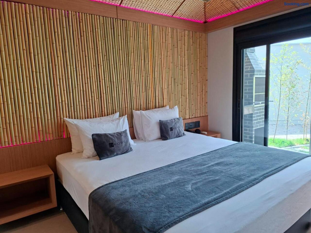 Champagne Motel By Drops