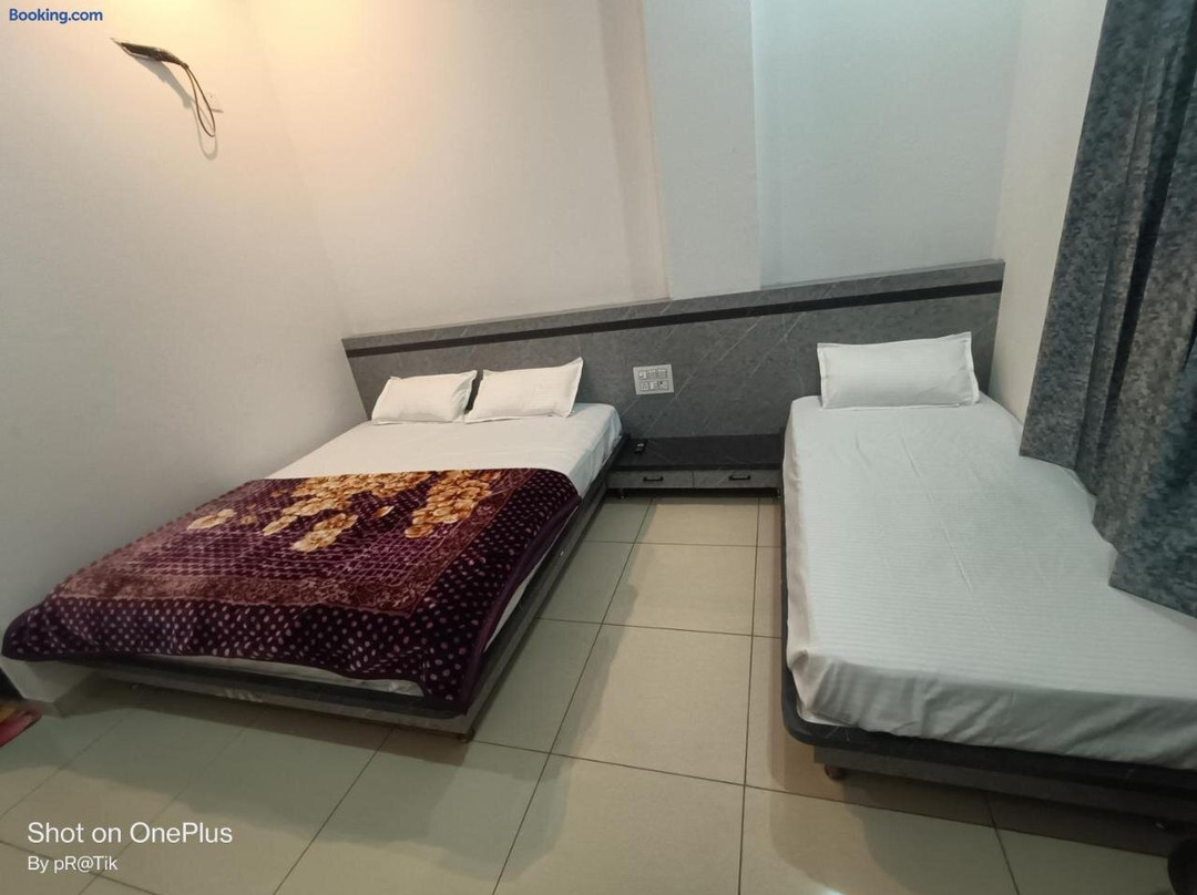 Hotel Madhuram 450 Mtr Ringus Railway STN