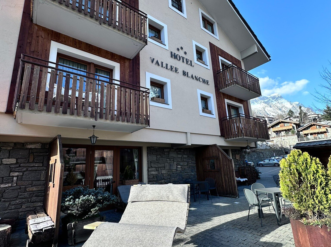 白色山谷酒店主图