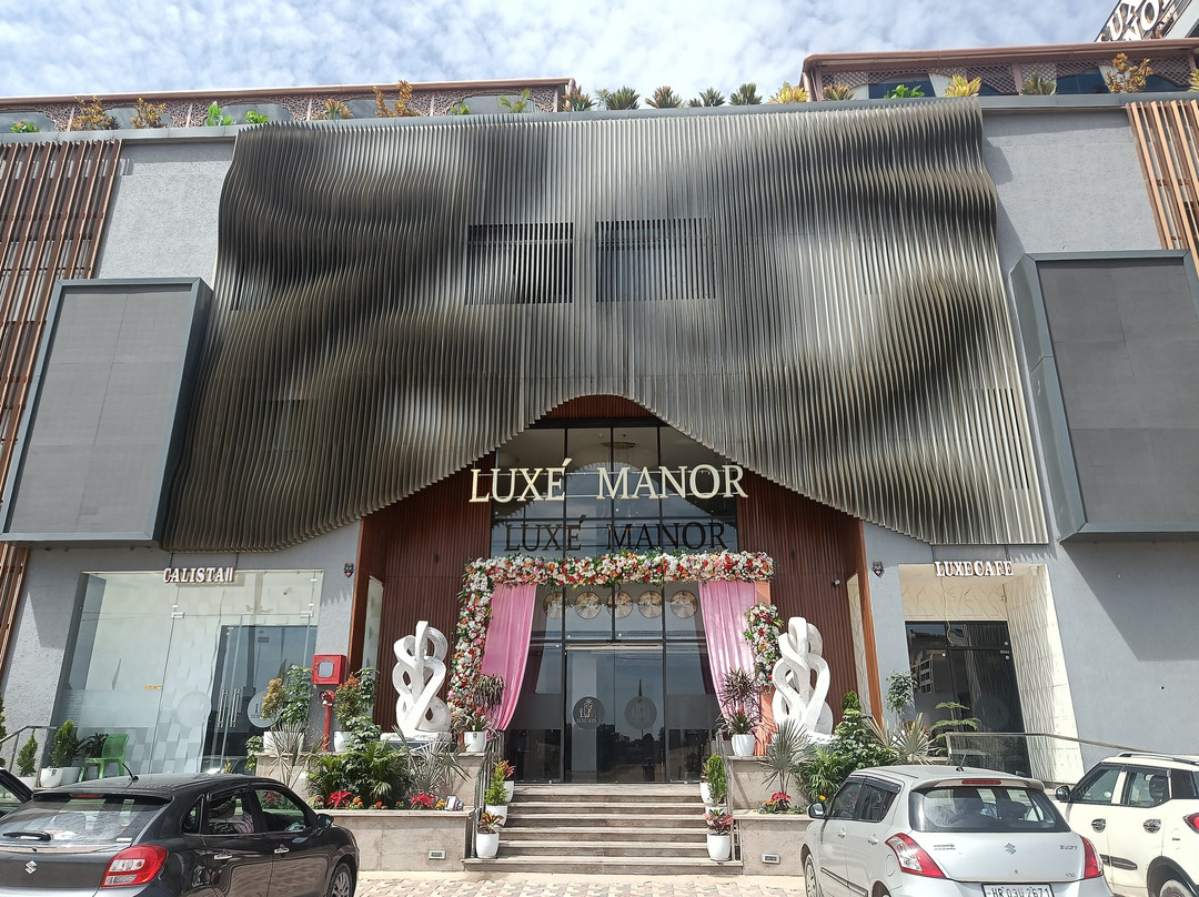 Luxe Manor