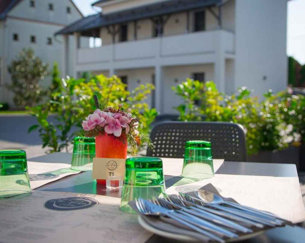 La Rona Rooms