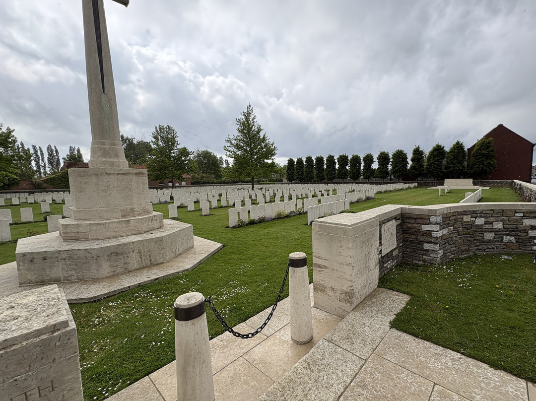 Menin Road South Military Cemetery-伊普尔必去景点