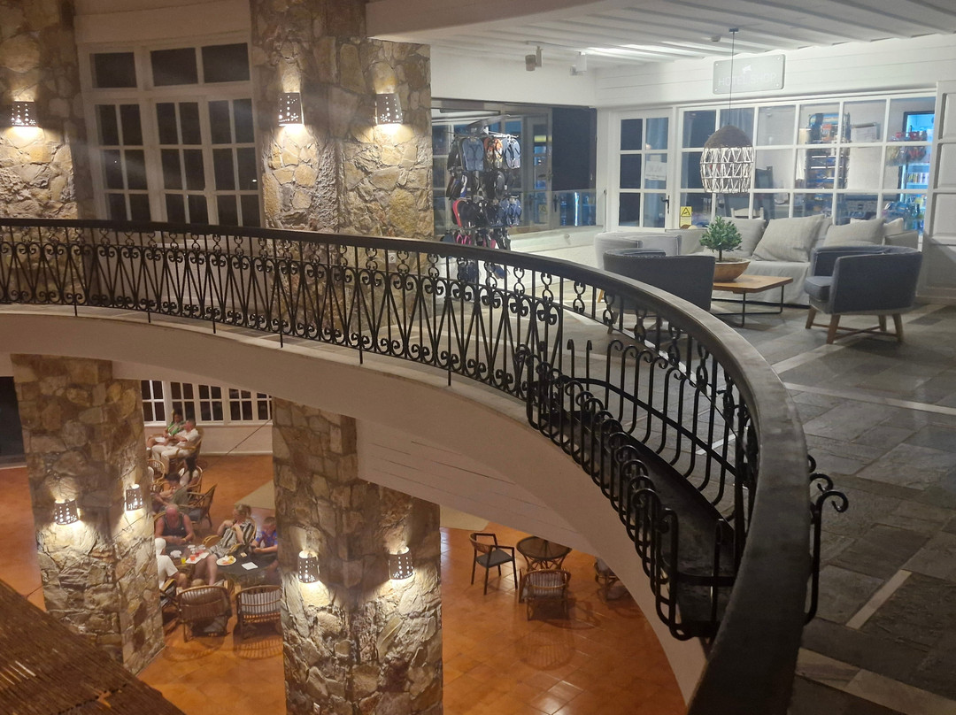 日出村海滩酒店主图