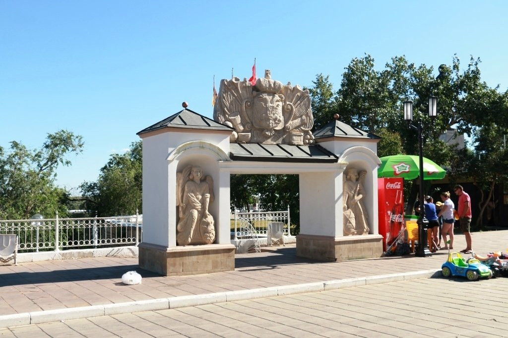 Monument Elizavetinskiye Gates-Orenburg必去景点