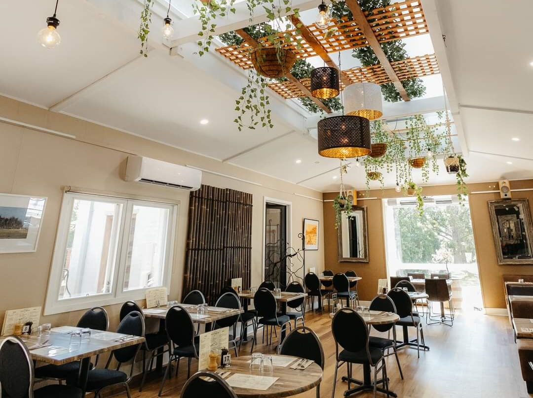 马其顿山餐馆和美食-The Macedon Lounge