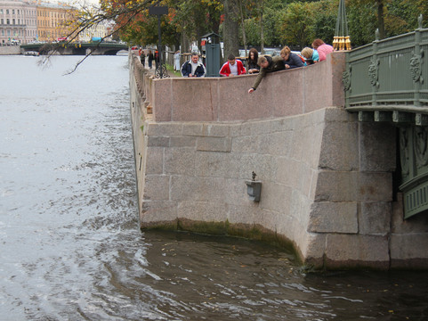 Statue of Chizhik-Pyzhik-圣彼得堡必去景点