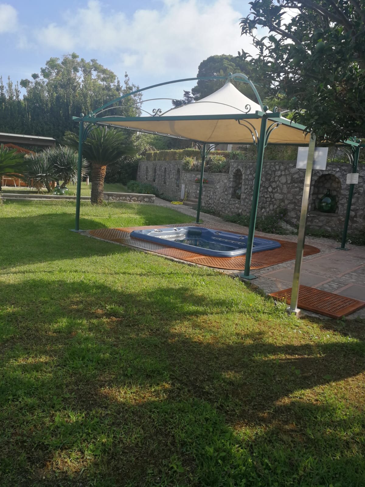 Relais 2 Pini Capri-泳池