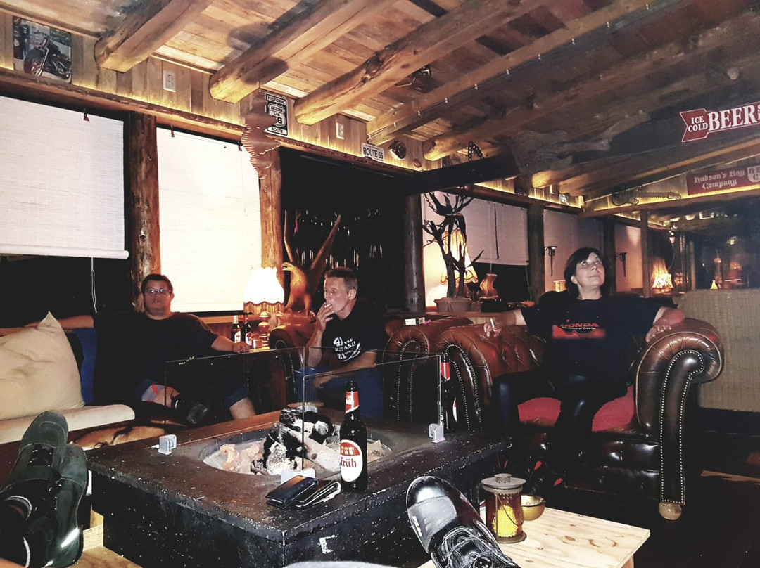 Red House on the Hill主图