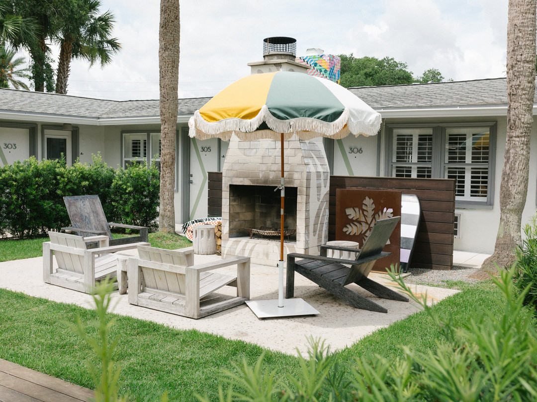 棕榈树复古酒店主图