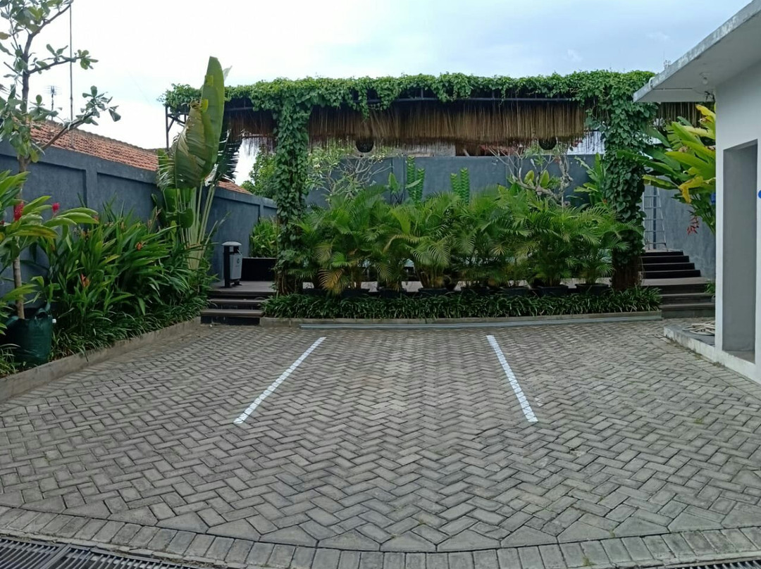 Front One Inn Kediri主图