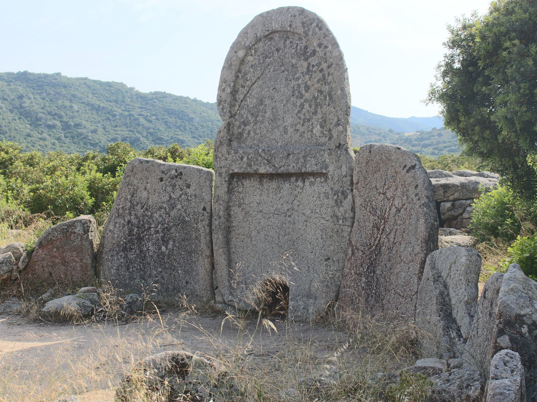 Tomba dei Giganti S'Ena e Thomes-Dorgali必去景点