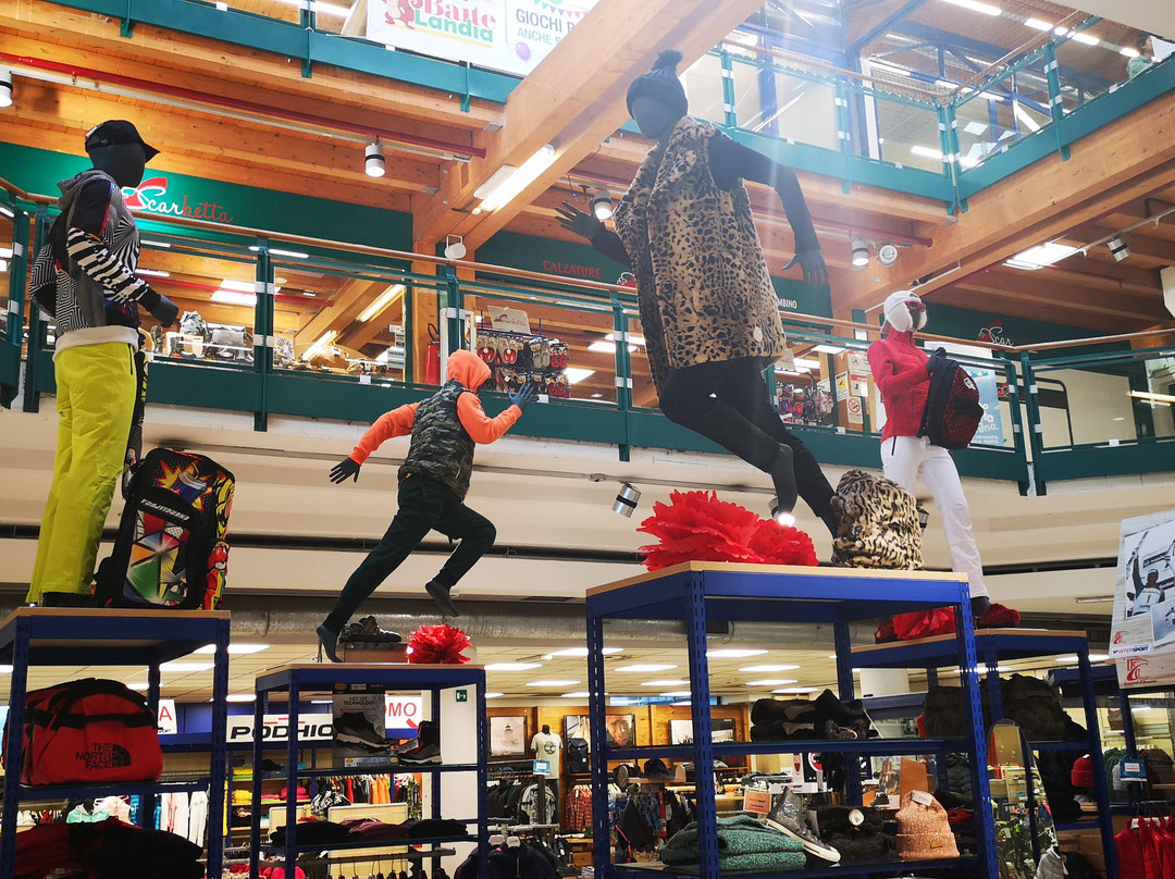 Centro Commerciale Le Baite-乌尔克西必去景点