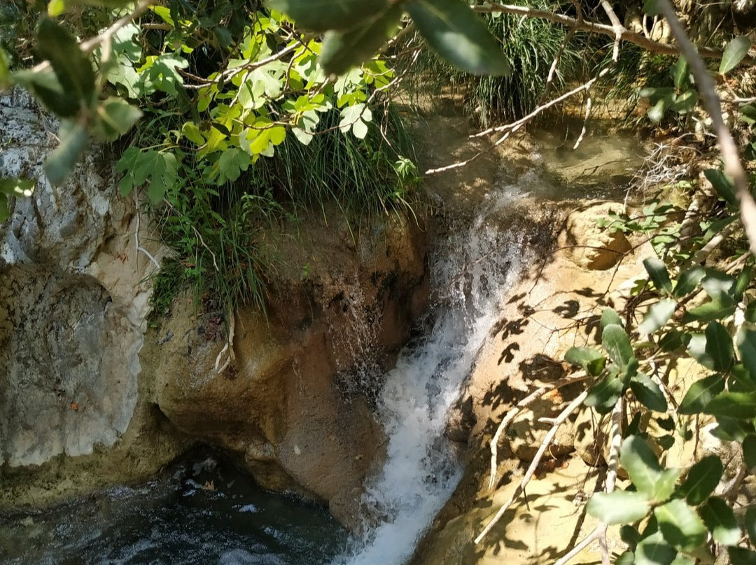 Polylimnio Waterfall景点图片
