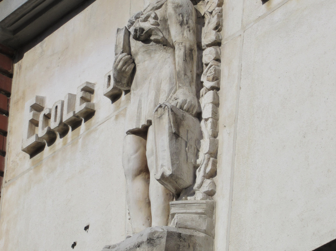 Haut-relief signalant de l'entrée des filles représentant une écolière景点图片