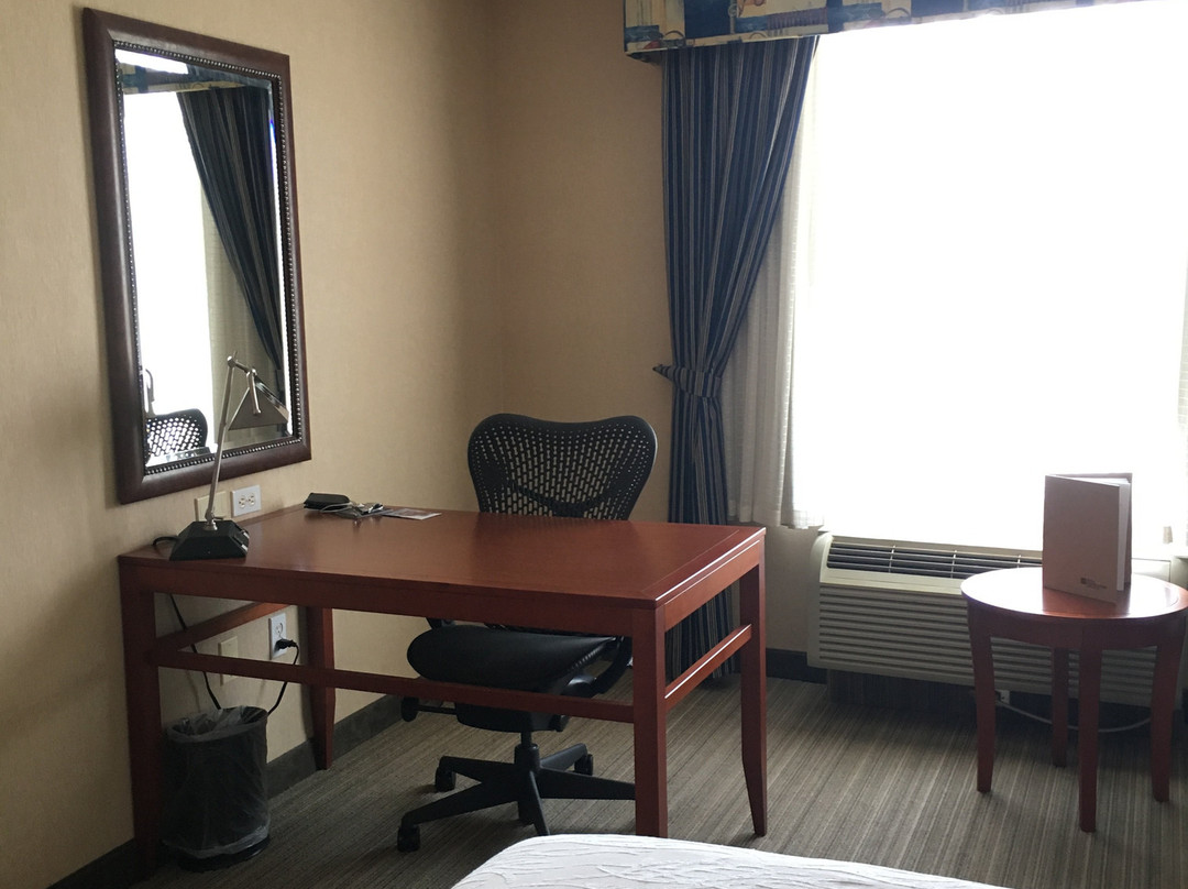 多伦多伯林顿希尔顿花园酒店主图