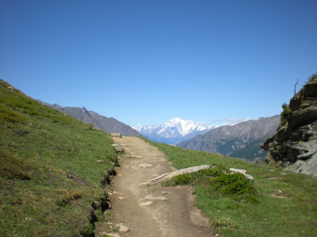 Lago di Loïe景点图片