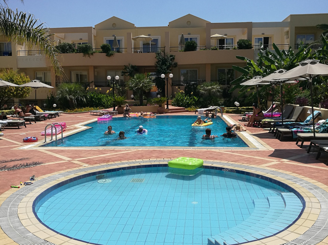 Helios Apartments主图