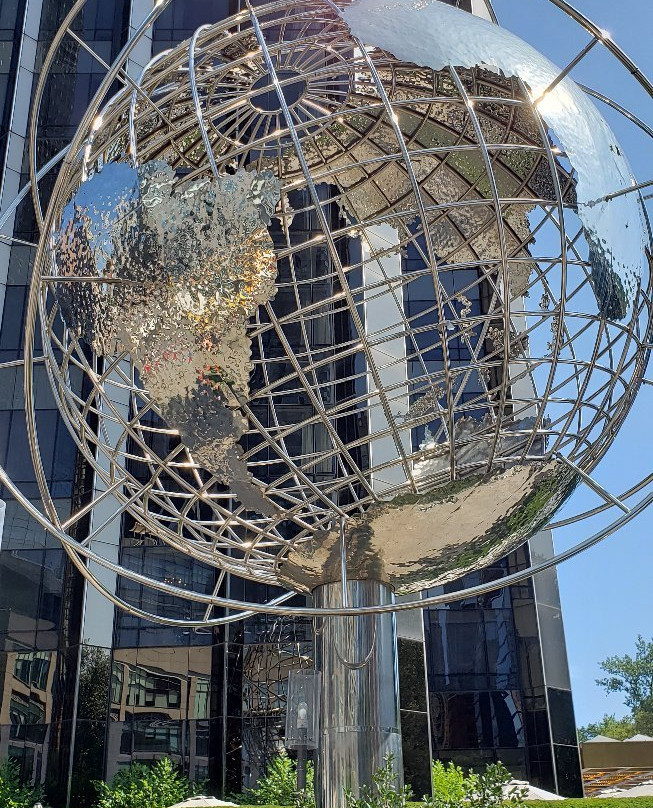 Globe Sculpture at Columbus Circle景点图片