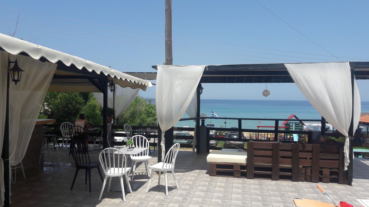Amarylis Beachfront Studios-泳池