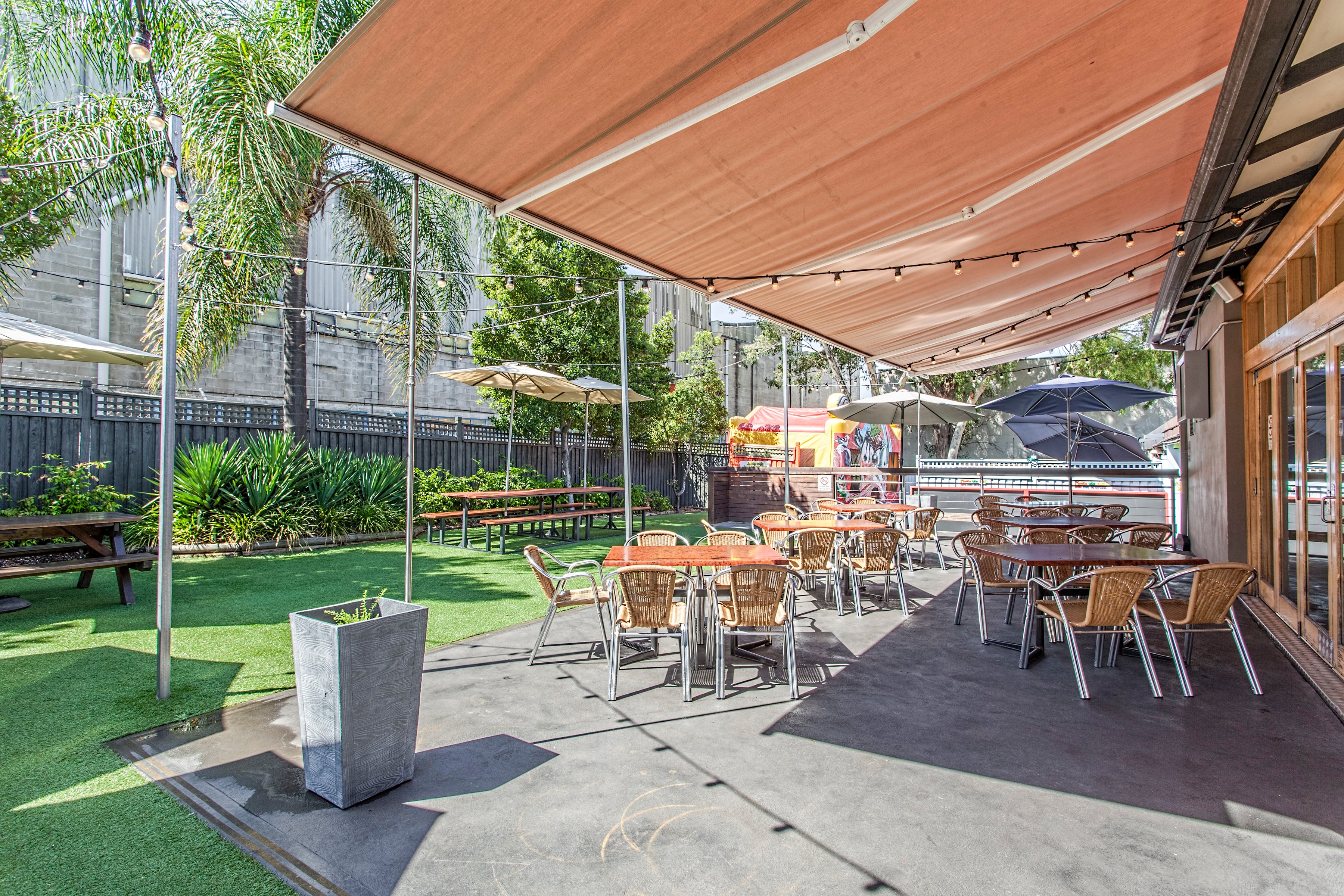 Nightcap at High Flyer Hotel-官方