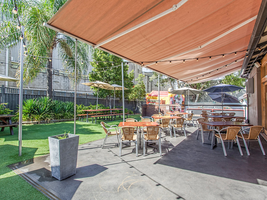 Nightcap at High Flyer Hotel主图